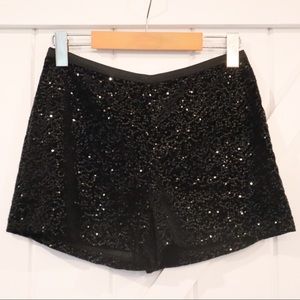 Black sequinned velvet shorts. Size S